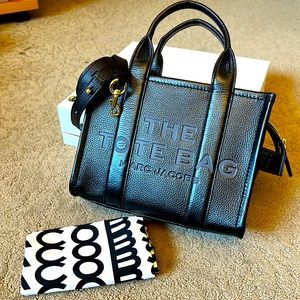 Marc Jacobs The Leather Mini Tote Bag in Black Leather  🔥🔥